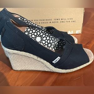 Toms Wedge Pumps black size 7